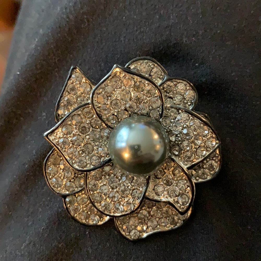 Flower brooch with grey pearl